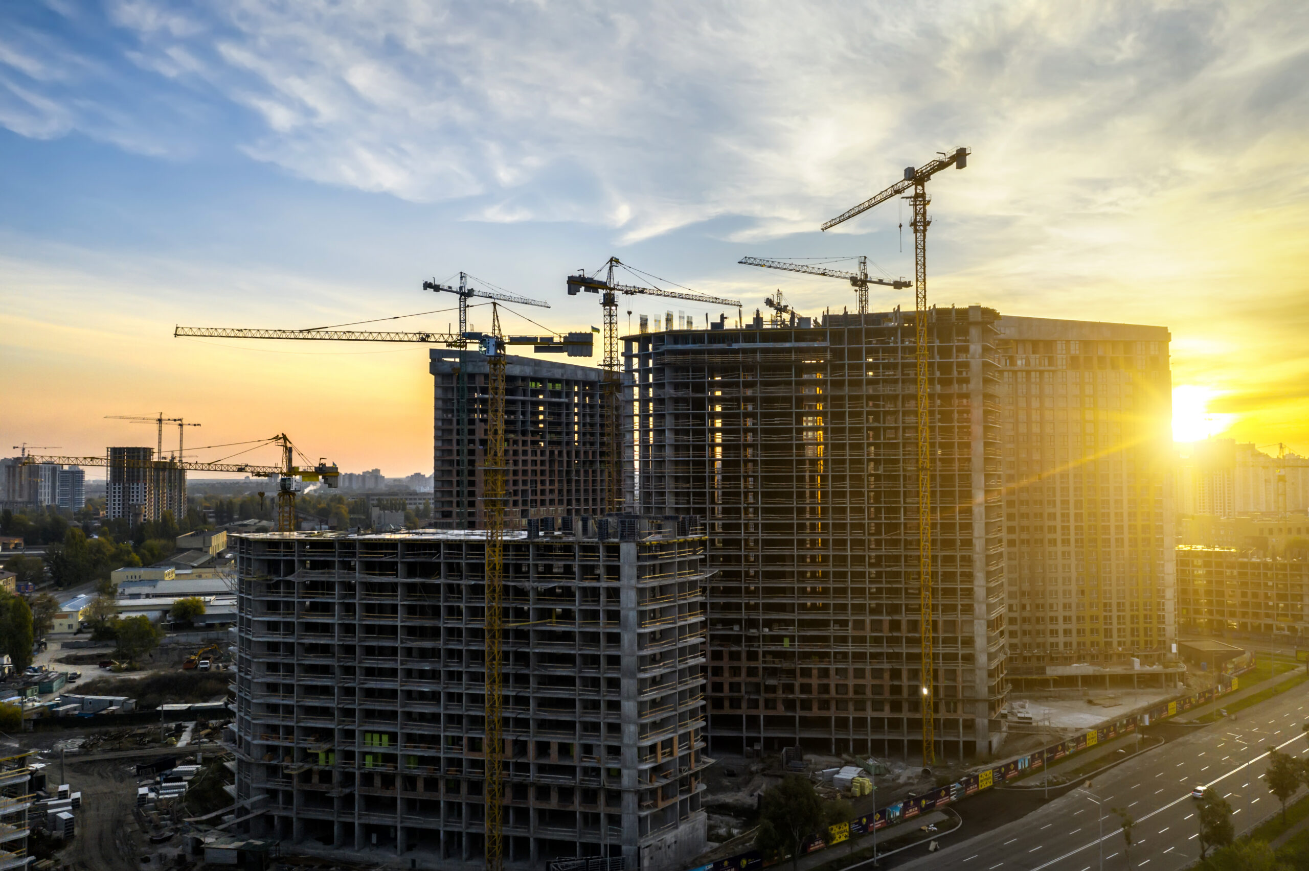 construction-site-with-cranes-at-sunset-constructi-2FGF9SE_qs8cfo Concrete Building
